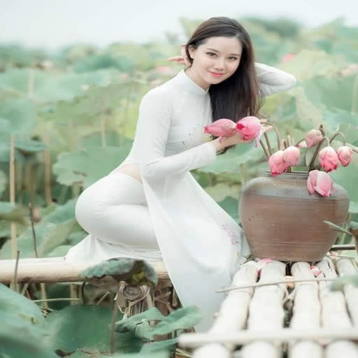 thoi trang ao dai satin trang