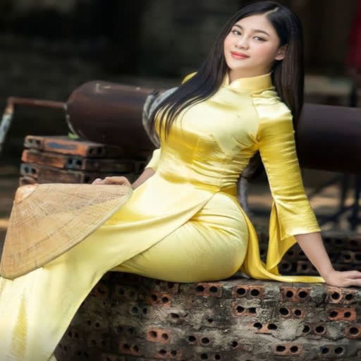 thoi trang ao dai satin vang