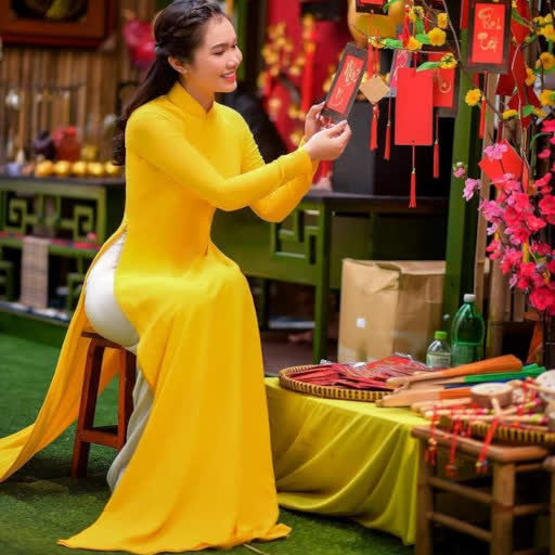 thoi trang ao dai satin vang