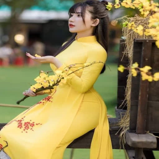 thoi trang ao dai satin vang