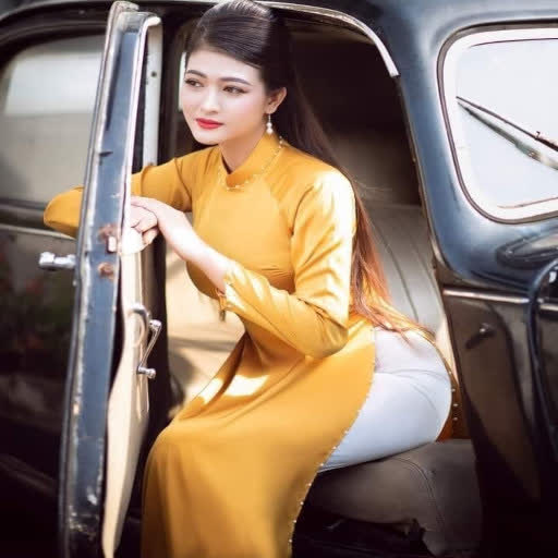 thoi trang ao dai satin vang