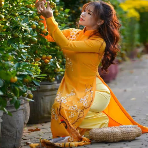 thoi trang ao dai satin vang